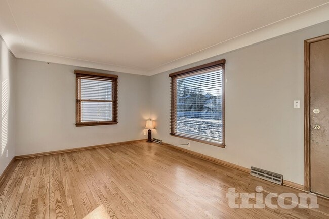 Foto del edificio - 6921 Russell Ave S