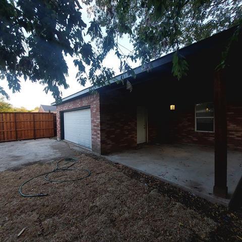 Building Photo - 1023 E Oak St