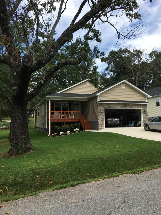 Spacious corner lot and driveway - 201 Paris View Dr