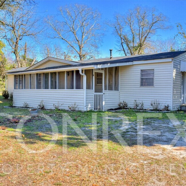 Building Photo - Charming Three Bedroom
