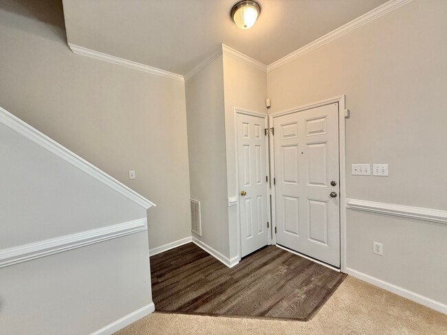 Foto del edificio - Charming 2BD, 2.5BA Apex Townhome in a Pri...