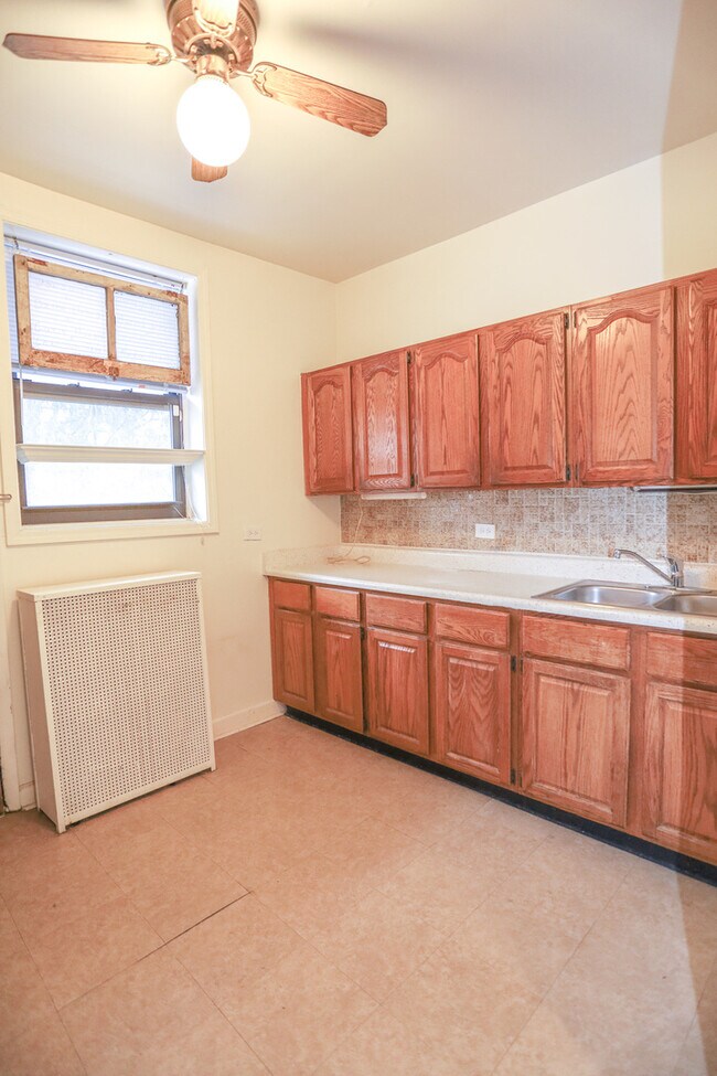 Building Photo - 1518 W Berteau Ave