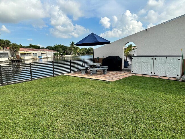 Building Photo - 7200 Jacaranda Ln