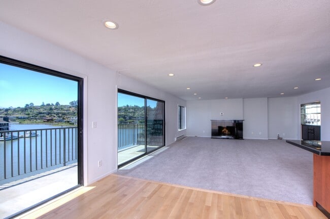 Building Photo - 8 Greenwood Cove Dr