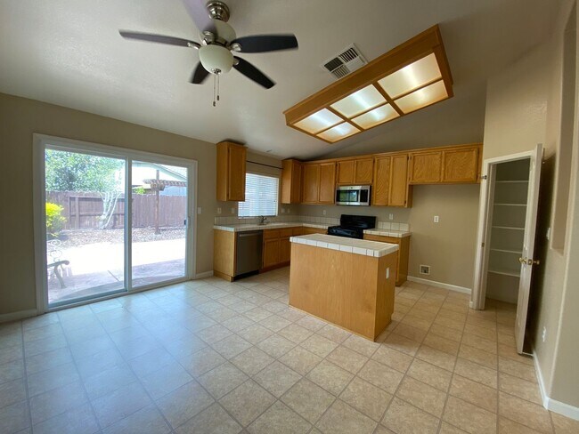 Foto del edificio - Cozy 3 Bedroom With A Large Den!