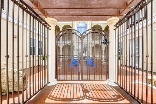 Foto del edificio - 7134 Mapleridge St