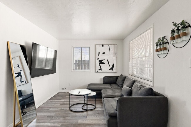 Building Photo - 639 W Pepper Pl