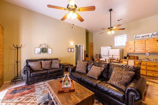 Building Photo - 1042 S Hunter Creek Dr