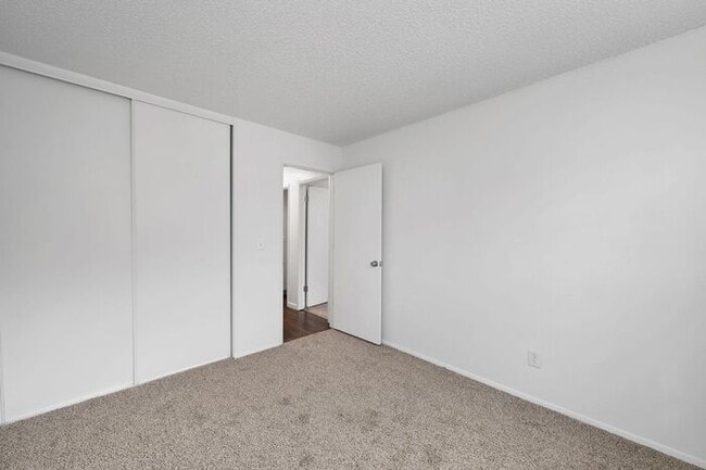 Building Photo - 2 bedroom home in Portsmouth Community!!