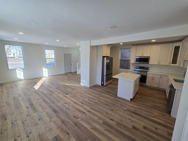 Building Photo - 762 E Station St