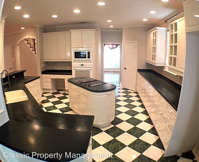 Building Photo - 850 Oak Crest Dr