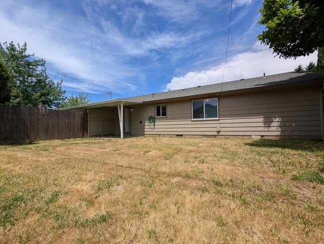 Building Photo - Nice 2 bed/1 bath duplex off River Road