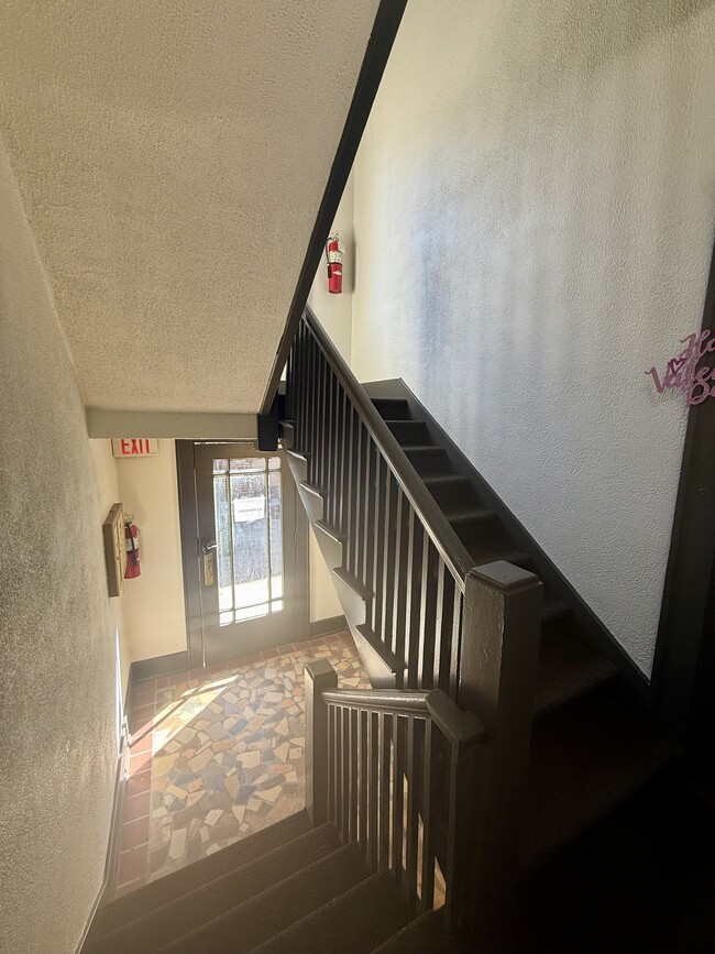 Building Photo - Lakeview