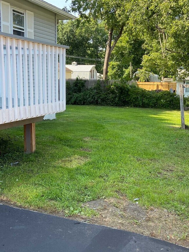 Building Photo - 317 Violet Ave
