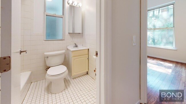 Building Photo - 214 E 85th St