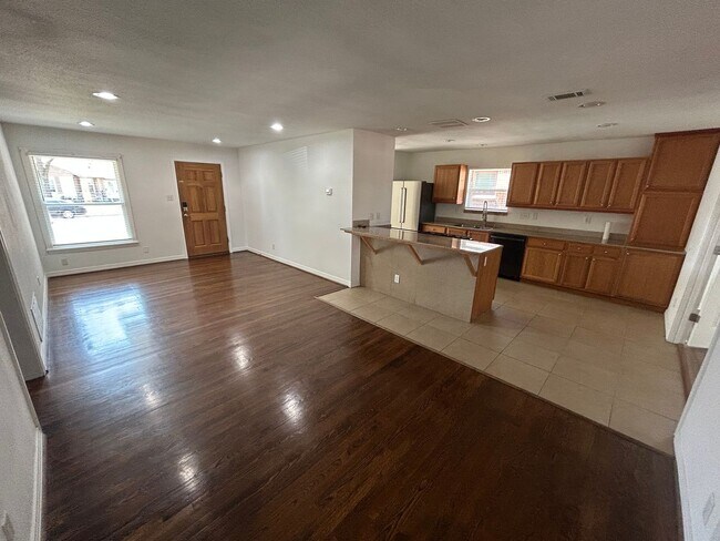 Foto del edificio - Great Old Lake Highlands Location!