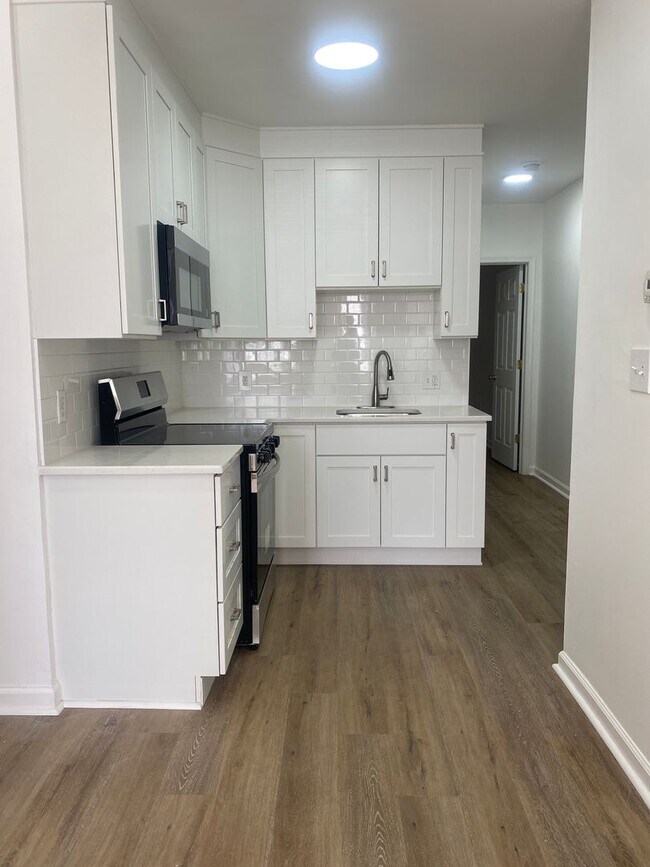 Foto del edificio - Updated 6-Bedroom/3-Bathroom Townhouse Near Temple University! Available NOW!