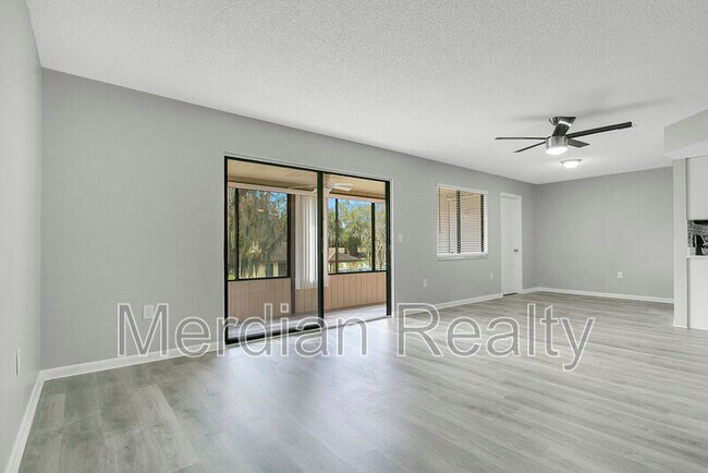 Foto del edificio - 513 Fairways Ln