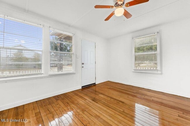 Building Photo - Charming Updated Cottage in Old Biloxi!