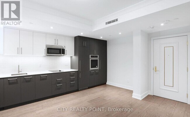 Building Photo - 2 Clarendon Ave