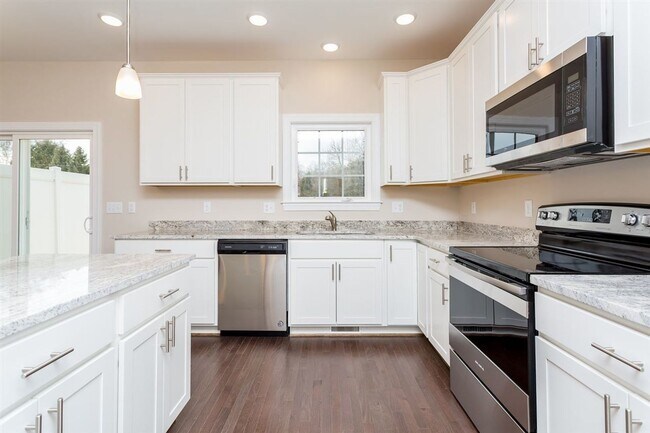 Building Photo - Modern Luxury Townhouse