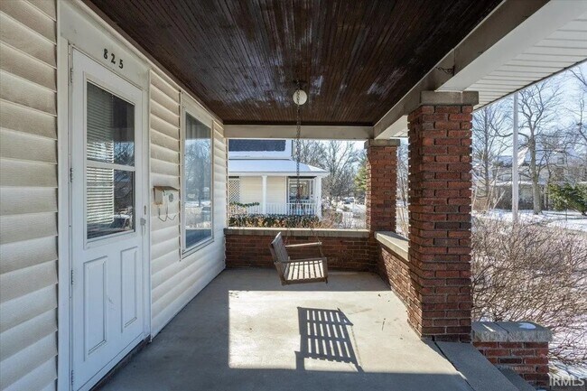 Porche - 825 S 9th St