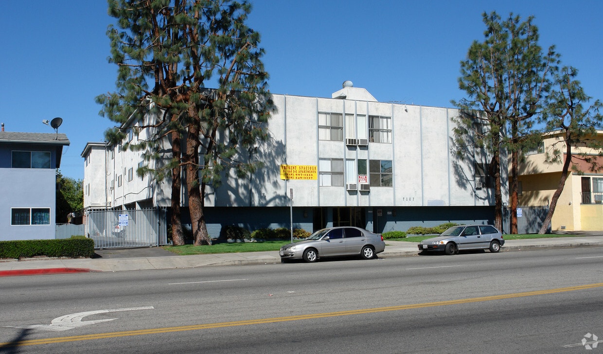 Building Photo - 7107 Woodman Ave