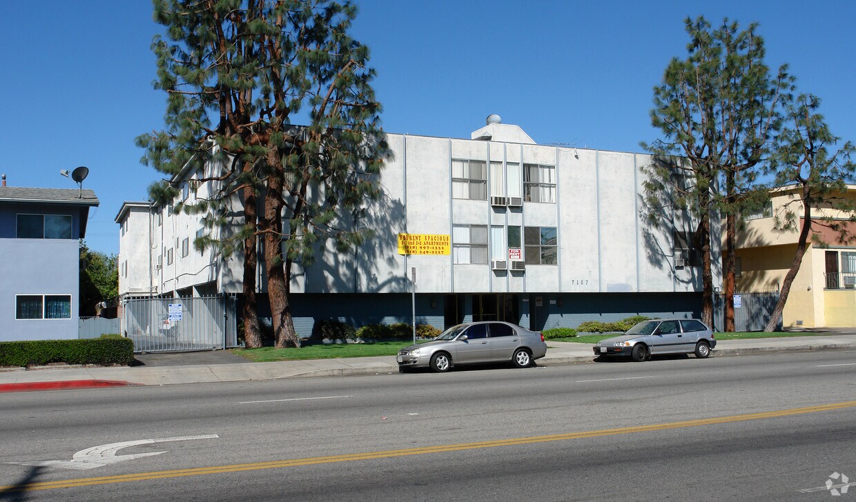 Foto del edificio - 7107 Woodman Ave
