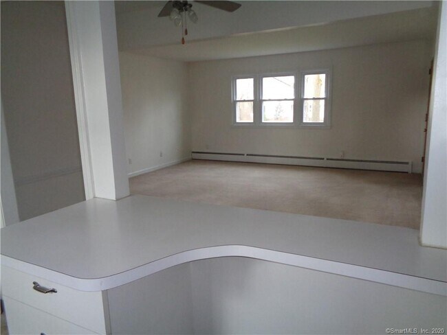 Foto del edificio - 450 E Center St