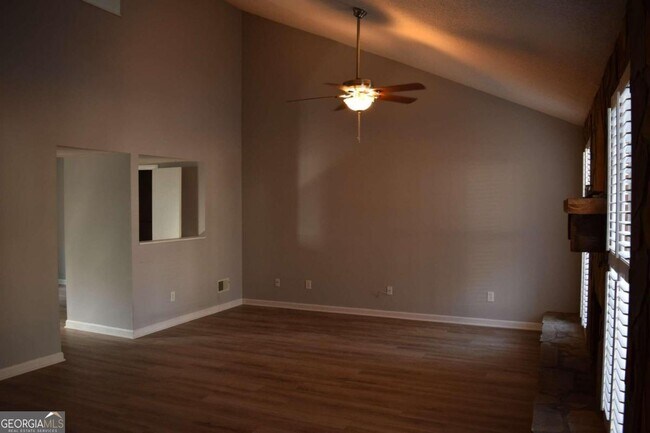Building Photo - 272 Toweridge Dr SW