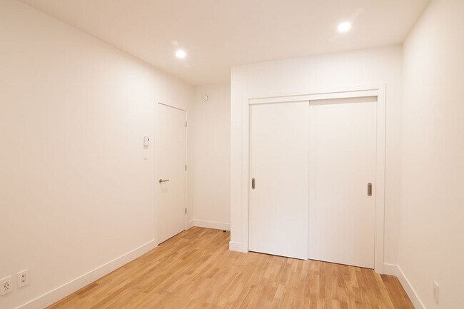 Building Photo - 2060 Rue du Fort