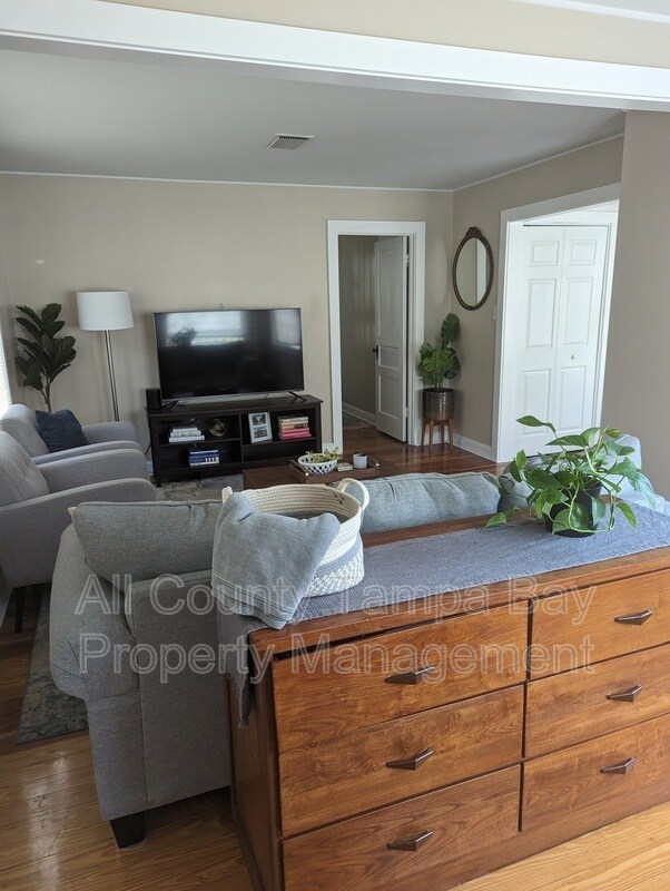 Building Photo - 909 W Orient St