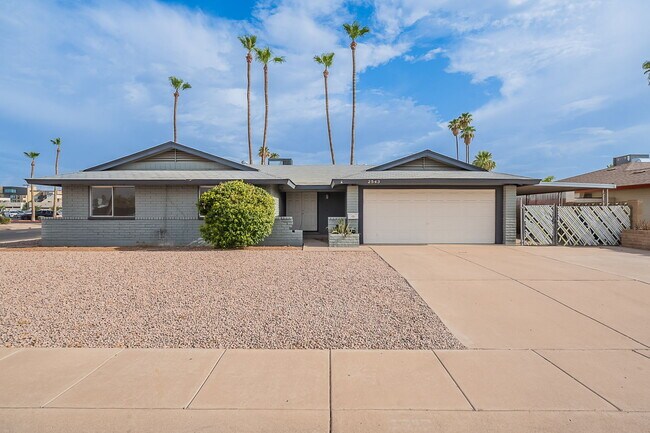 Foto del edificio - 2543 E Huntington Dr