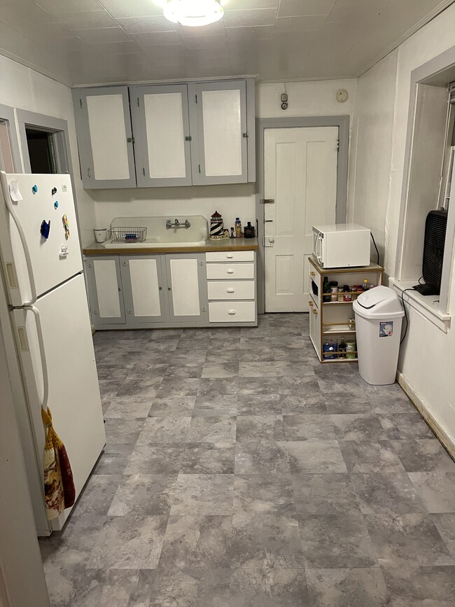 Kitchen - 171 N 6th St