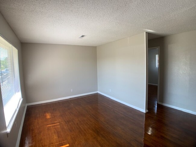 Building Photo - Move -in Special: Three Bedroom Moore!  Be...