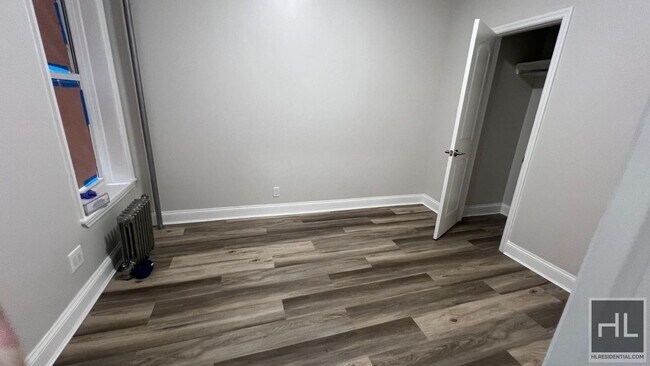 Foto del edificio - Spacious 3-Bedroom + Bonus Room in Ditmas ...