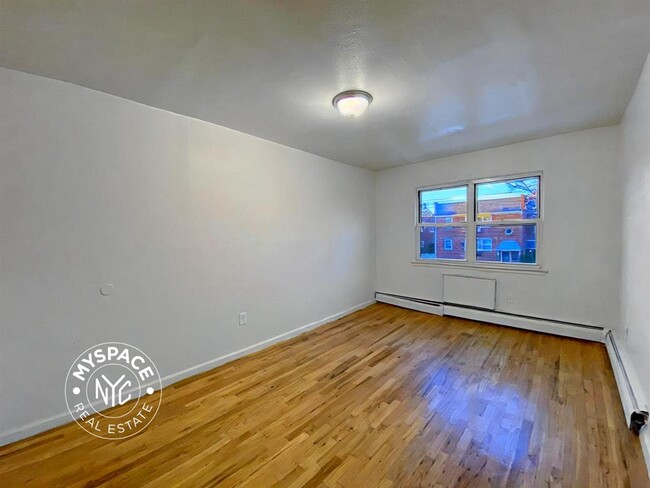 Foto del edificio - 87-28 Pitkin Ave