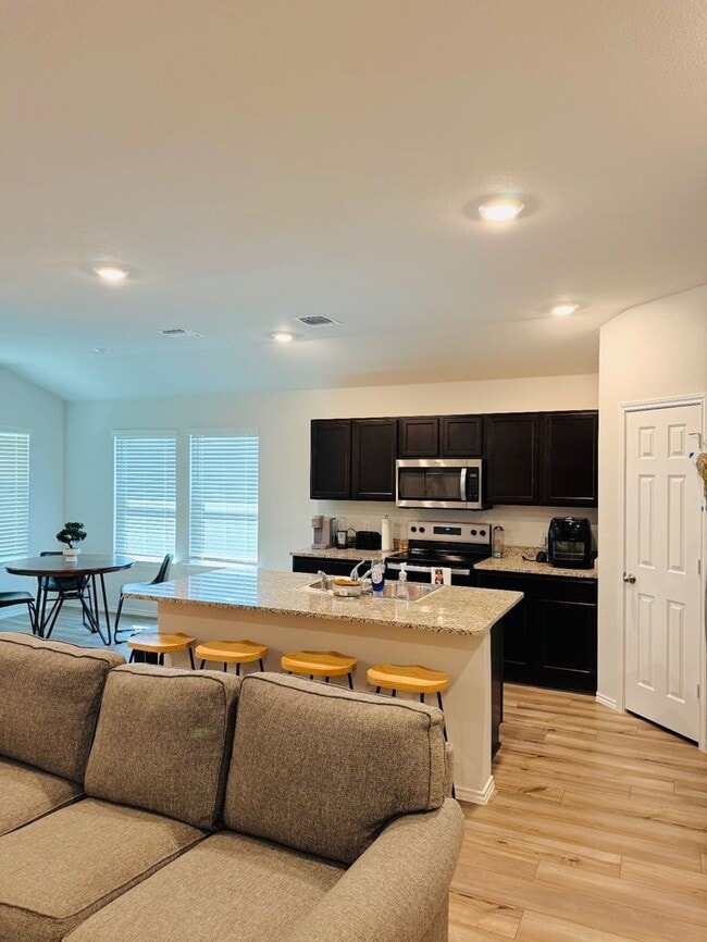 Foto del edificio - 3-bedroom 2-bathroom house!