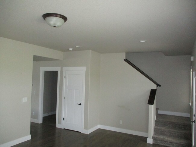 Building Photo - Beautiful 3 Bedroom, 2.5 Bath 2 Story Town...