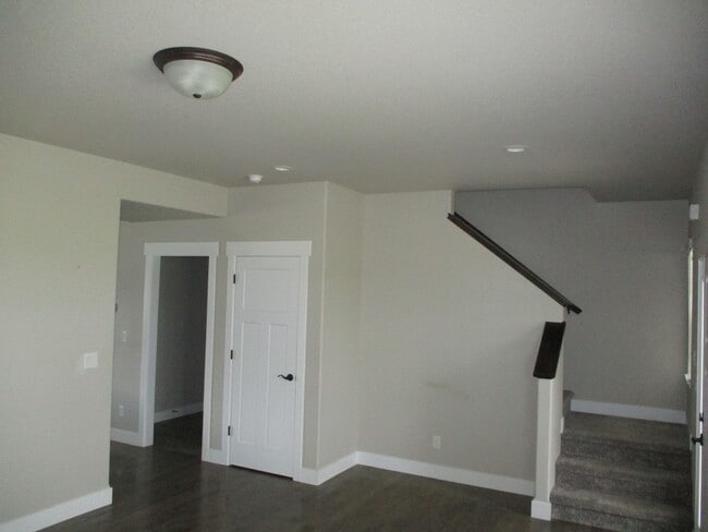 Building Photo - Beautiful, Dog Friendly - 3 Bedroom, 2.5 B...