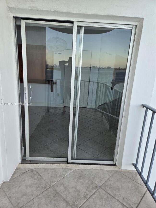 Foto del edificio - 11930 N Bayshore Dr