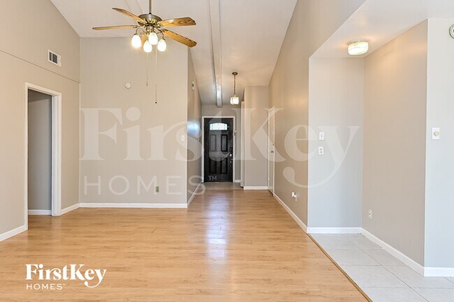 Foto del edificio - 2707 Wood River Rd
