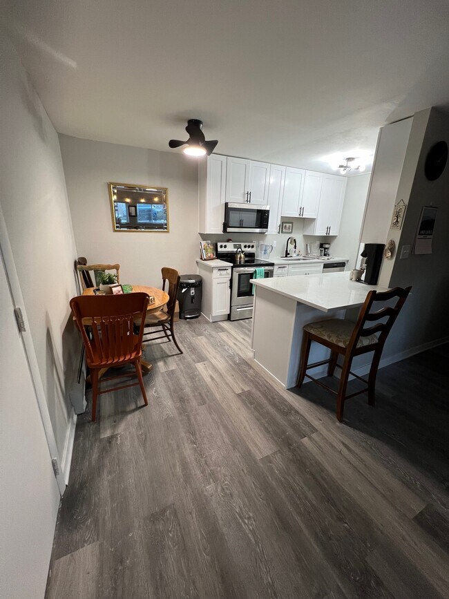 Building Photo - 1400 Golden Cir