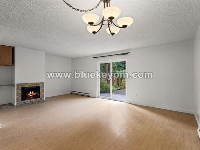 Foto del edificio - 3 Bed, 1.5 Bath Townhome in Hazel Dell Near Salmon Creek Regional Park