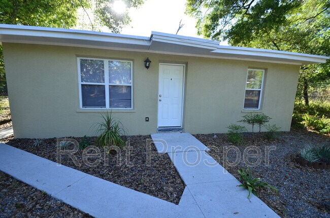 Building Photo - 810 Eresken Ave