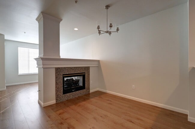 Building Photo - Luxury 2BR 2.5BA Townhouse Style Condo @ Lochshire on Forbes Creek