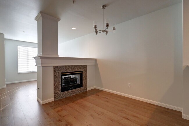 Foto del edificio - Luxury 2BR 2.5BA Townhouse Style Condo @ Lochshire on Forbes Creek