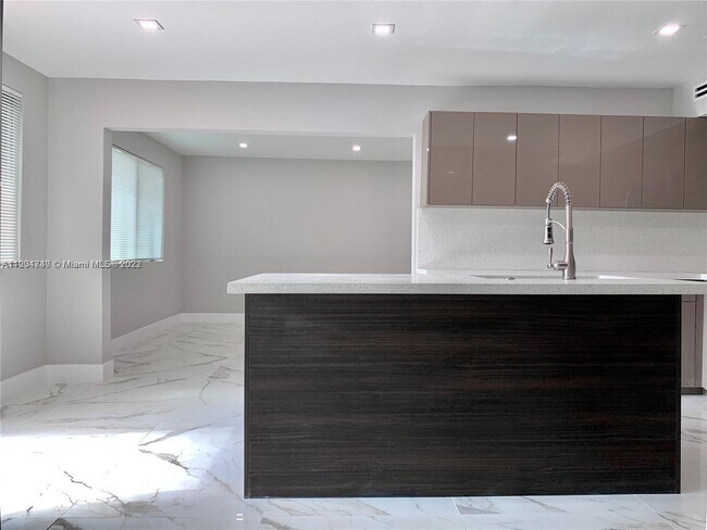 Building Photo - 15011 Coconut Ct