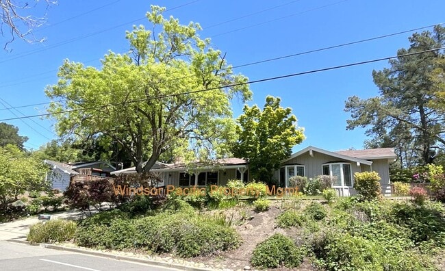 Building Photo - TOP LOCATION & TOP SCHOOLS ! Remodeled SAR...
