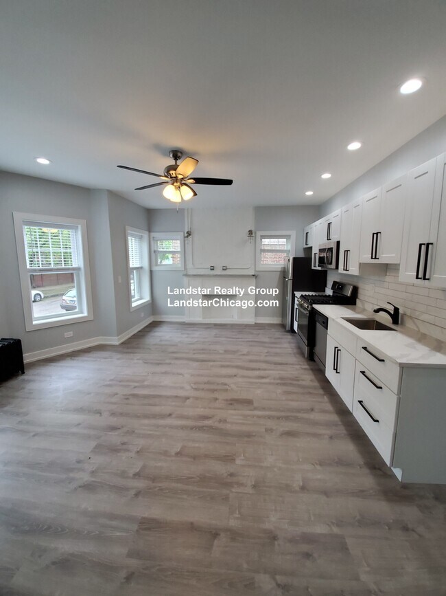 Foto del edificio - 1055 W Glenlake Ave
